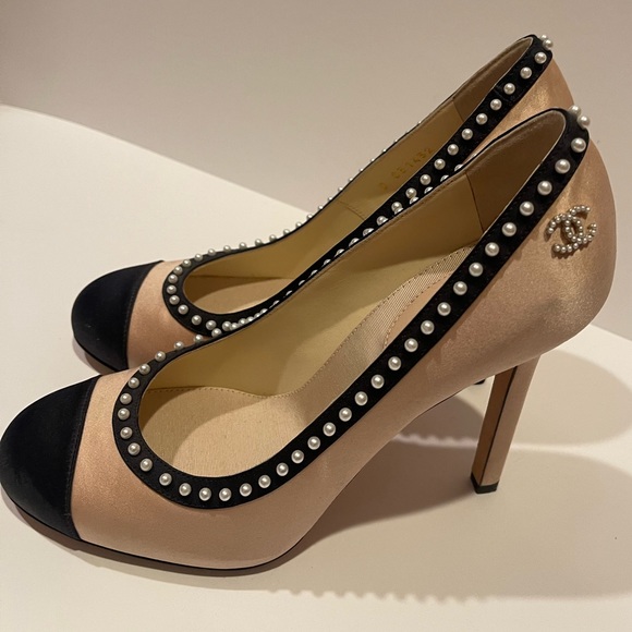 Authentic CHANEL champagne silk satin heels with pearl detail size 37.5 - Picture 3 of 8